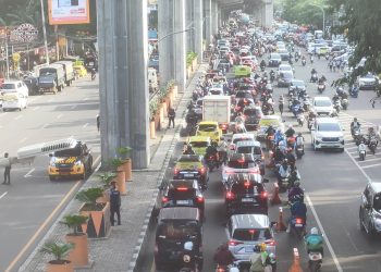 Eksekusi Ruko di Makassar Jadi Momen Selfi Bagi Warga Yang Melintas