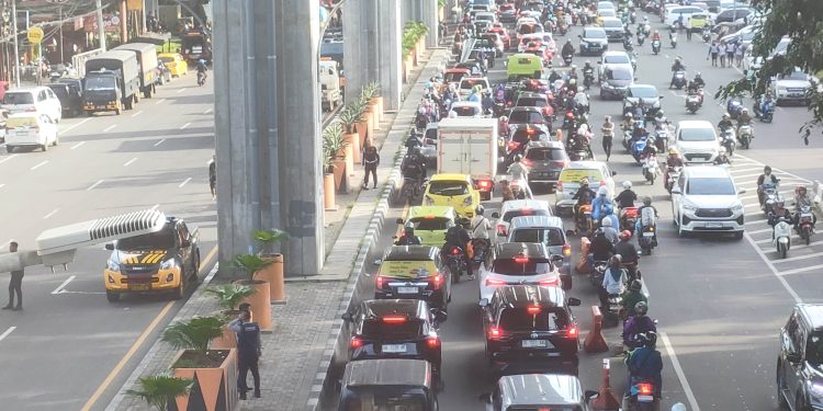 Eksekusi Ruko di Makassar Jadi Momen Selfi Bagi Warga Yang Melintas