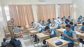 Di Pantau Kepala Sekolah, Antusias Siswa SMPN 6 Makassar Belajar Sumatif Semester