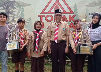 Berpakaian Seragam, Kepala UPT SPF SMPN 27 Makassar, H. Nurdin, Menutup Lomba Pramuka Tolak Bala