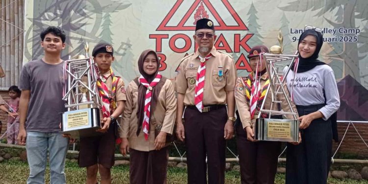 Berpakaian Seragam, Kepala UPT SPF SMPN 27 Makassar, H. Nurdin, Menutup Lomba Pramuka Tolak Bala