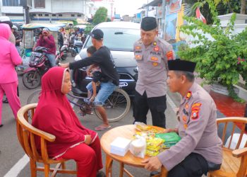 Polres Bulukumba Bagikan Takjil Buka Puasa dan Gelar Kegiatan “Ngaji On The Road”