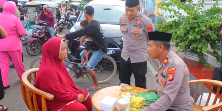 Polres Bulukumba Bagikan Takjil Buka Puasa dan Gelar Kegiatan “Ngaji On The Road”