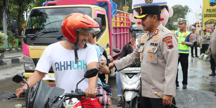 Semarak Ramadhan, Polres Grobogan Bagikan Ratusan Takjil pada Pengguna Jalan
