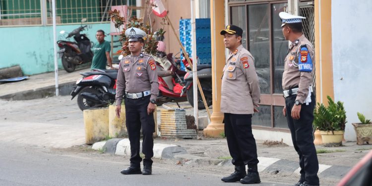 Pastikan Arus Lalulintas Lancar, Kapolres Bulukumba Cek Anggota Pengaturan dijalan