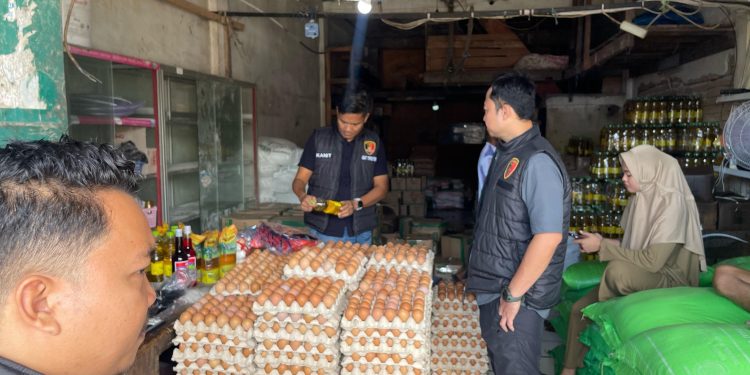 Polisi Sidak Pasar Sentral Bulukumba, Temukan Minyak Goreng Tidak Sesuai Takaran