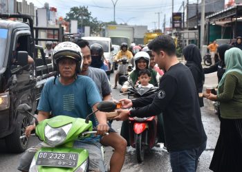 Peduli Sesama, Sat intelkam Polres Bulukumba Bersama HMI Gelar Baksos dan Bagi Takjil