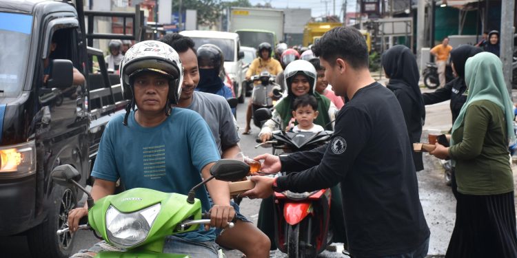 Peduli Sesama, Sat intelkam Polres Bulukumba Bersama HMI Gelar Baksos dan Bagi Takjil