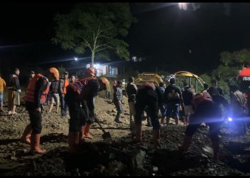 Petugas Brimob Buka Akses Jalinsum Siantar Medan