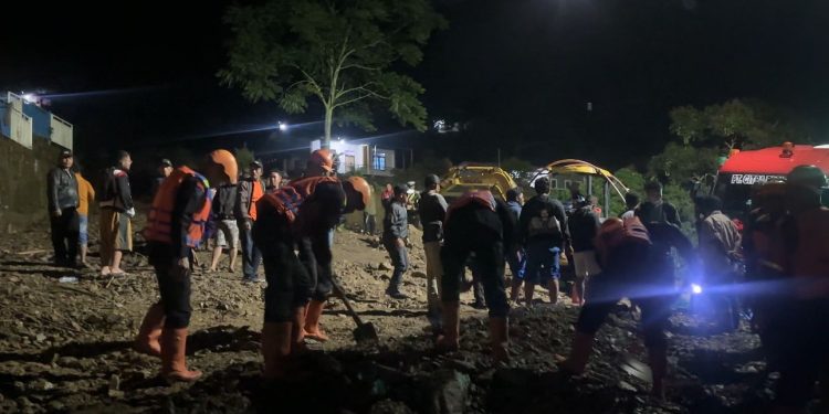 Petugas Brimob Buka Akses Jalinsum Siantar Medan