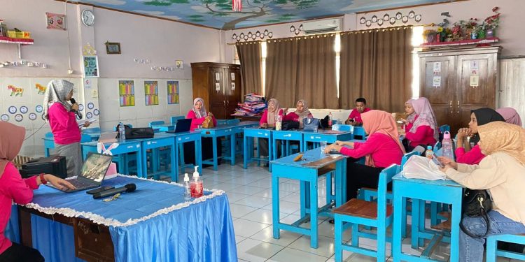 Guru SDN Pongtiku 2 Tingkatkan (Kelompok Pak, A’bulo Sibatang)