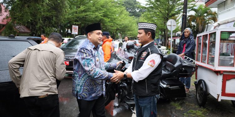 Wali Kota Makassar Apresiasi Bakti Sosial HDCI Salurkan Paket Sembako untuk 1.000 Petugas Kebersihan
