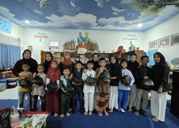 Bersama Guru dan Murid, Siswa SDN Pongtiku 2 Makassar Berbagi Takjil dan Sembako