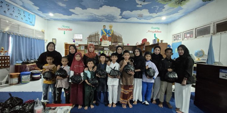 Bersama Guru dan Murid, Siswa SDN Pongtiku 2 Makassar Berbagi Takjil dan Sembako