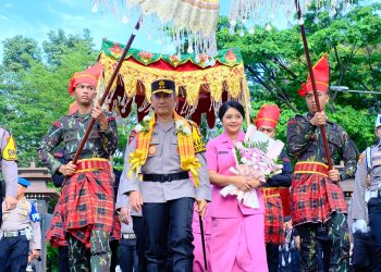 Tradisi “Angngaru” Penyambutan Kapolda Sulsel Irjen Pol. Drs Rusdi Hartono, M.Si di Mako Polda Sulsel