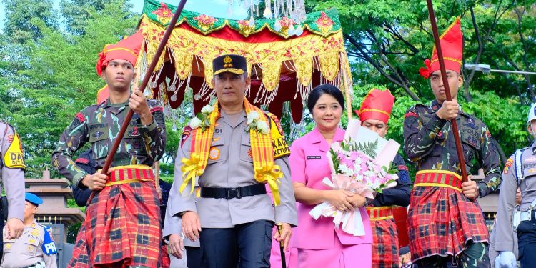 Tradisi “Angngaru” Penyambutan Kapolda Sulsel Irjen Pol. Drs Rusdi Hartono, M.Si di Mako Polda Sulsel