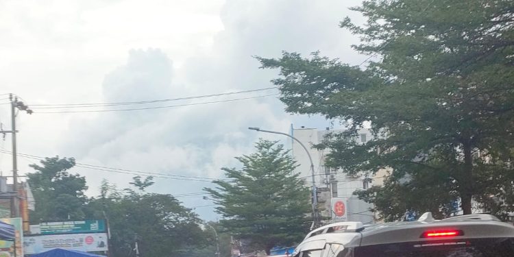 Potret Kemacetan Akibat Parkir di Trotoar Jalan Andi Djemma Makassar dan Sekitarnya