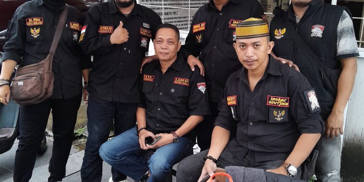 Peduli Sesama, Ormas Sinri’ Jala Bagi-Bagi Takjil ke Jalan