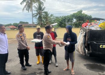 Peduli, Polisi Sedekah Beras Ke Petugas Kebersihan