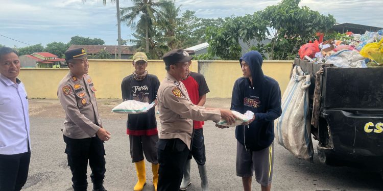 Peduli, Polisi Sedekah Beras Ke Petugas Kebersihan