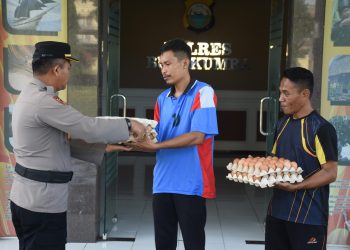 Tebar Kebaikan, Polres Bulukumba Salurkan Sembako kepada Cleaning Service Kantor