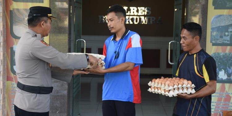 Tebar Kebaikan, Polres Bulukumba Salurkan Sembako kepada Cleaning Service Kantor