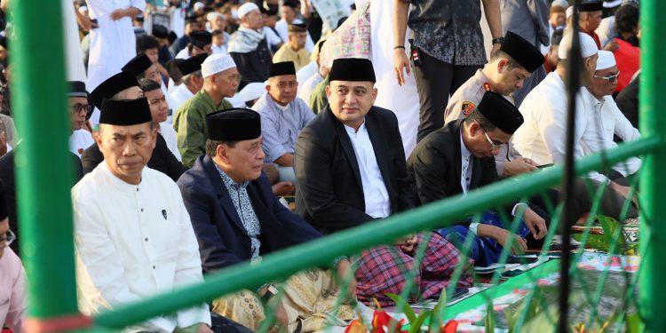 Bersama Ribuan Masyarakat, Wali Kota Makassar Tunaikan Salat Idulfitri di Lapangan Karebosi
