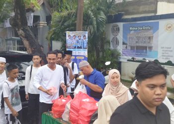 Momen Kebersamaan, Siswa dan Guru SMPN 2 Berbagi Takjil ke Pengguna Jalan