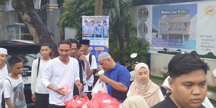 Momen Kebersamaan, Siswa dan Guru SMPN 2 Berbagi Takjil ke Pengguna Jalan