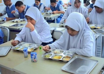Respon Positif, Program MBG di SMPN 1 Makassar Berjalan Lancar dan Tertib
