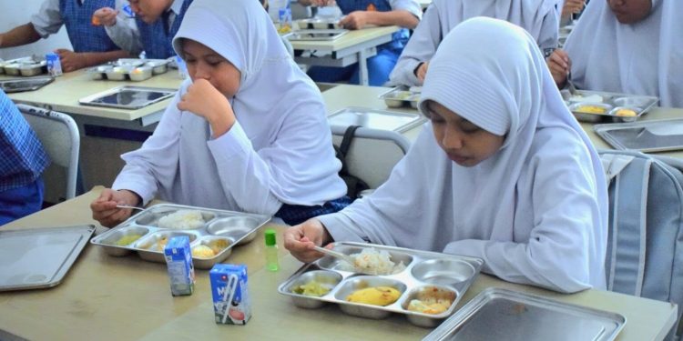 Respon Positif, Program MBG di SMPN 1 Makassar Berjalan Lancar dan Tertib