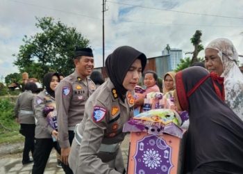 Berkah Ramadhan, Personil Dirlantas Polda Sulsel Bagi Paket Sembako