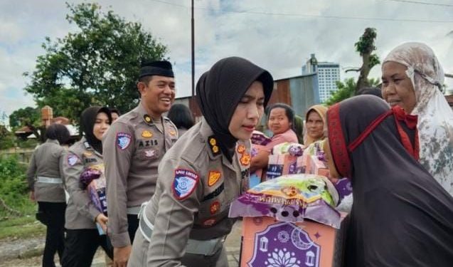 Berkah Ramadhan, Personil Dirlantas Polda Sulsel Bagi Paket Sembako