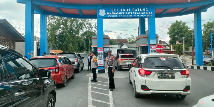 H+4 Lebaran, Kapolres Bulukumba Tinjau Arus Lalu Lintas di Pintu Masuk Kawasan Wisata Pantai Bira