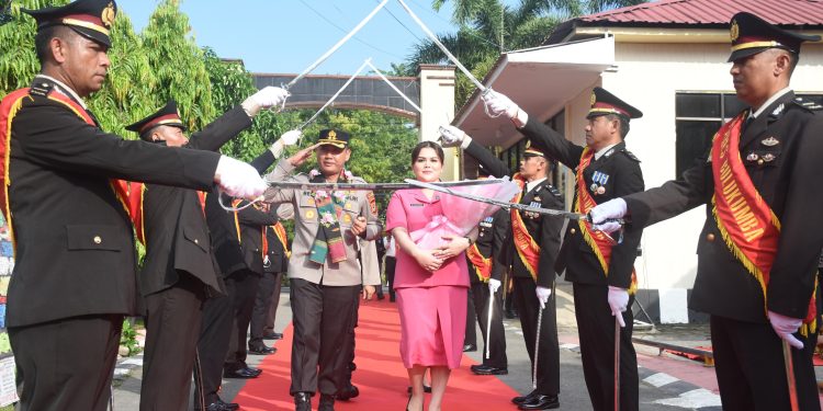 Tradisi Pedang Pora, Pengalungan Lipa Lotong, Anggaru Hingga Tari Pa’duppa Sambut Kedatangan AKBP Restu Wijayanto