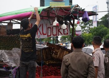 Ganggu Ketertiban, Satpol PP Makassar Bongkar Lapak di dua Jalan