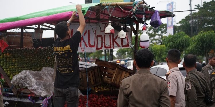 Ganggu Ketertiban, Satpol PP Makassar Bongkar Lapak di dua Jalan