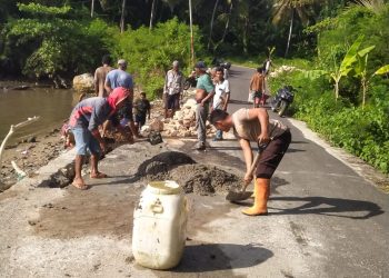 Polri Untuk Masyarakat Gotong Royong Bhabinkamtibmas Bersama Warga di Herlang