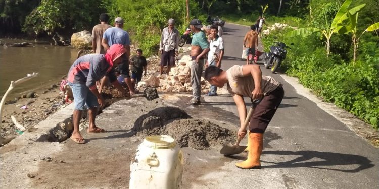 Polri Untuk Masyarakat Gotong Royong Bhabinkamtibmas Bersama Warga di Herlang