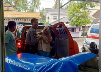 Polisi Evakuasi Korban Sambaran Petir di Kawasan Wisata Bira, Kabupaten Bulukumba