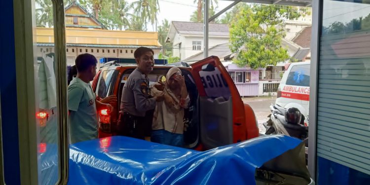 Polisi Evakuasi Korban Sambaran Petir di Kawasan Wisata Bira, Kabupaten Bulukumba