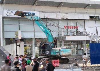Kerahkan Ratusan Personil, Eksekusi Showroom Mazda di Warnai Bentrok dengan Petugas