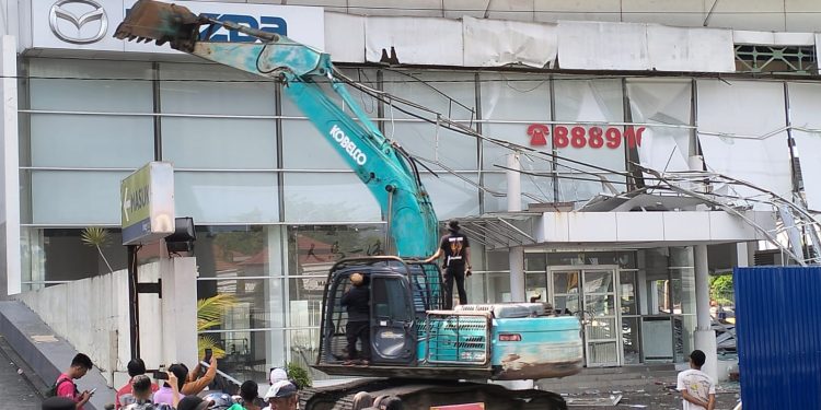 Kerahkan Ratusan Personil, Eksekusi Showroom Mazda di Warnai Bentrok dengan Petugas