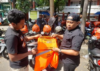 Melanggar SOP, Perumda Parkir Makassar Sita Jaket Orange Jukir Ini