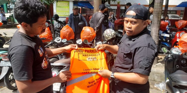 Melanggar SOP, Perumda Parkir Makassar Sita Jaket Orange Jukir Ini