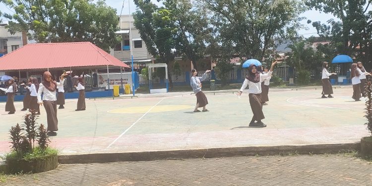 Meski Terik Matahari, Siswi SMPN 13 Makassar Semangat Latihan Gerakan FESBUD