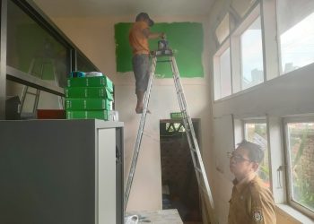 Sambil Nengok Kiri dan Kanan, Kepala SDN KIP Maccini Ketangkap Kamera