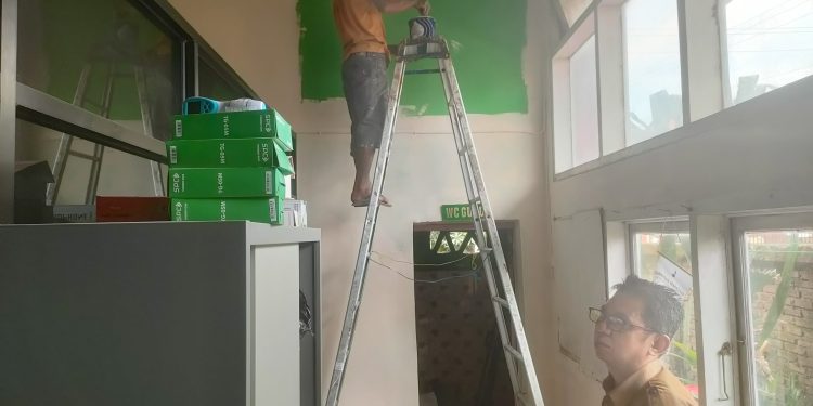 Sambil Nengok Kiri dan Kanan, Kepala SDN KIP Maccini Ketangkap Kamera