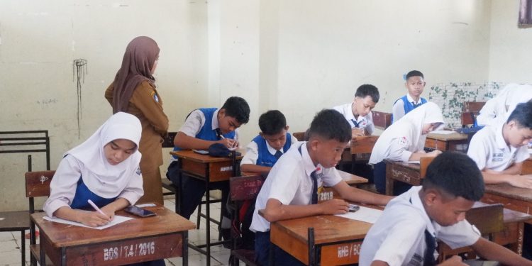 Suasana Kondusif, Siswa SMPN 4 Makassar Jalani Ujian Akhir Sekolah