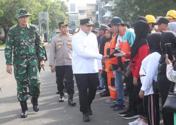 Lewat karya Bakti TNI, Wali Kota Munafri Tekankan Jaga Kebersihan Lingkungan
